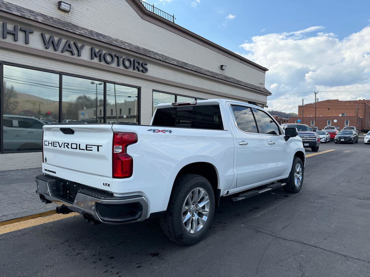 Used 2021 Chevrolet Silverado 1500 LTZ AWD/4WD image 3