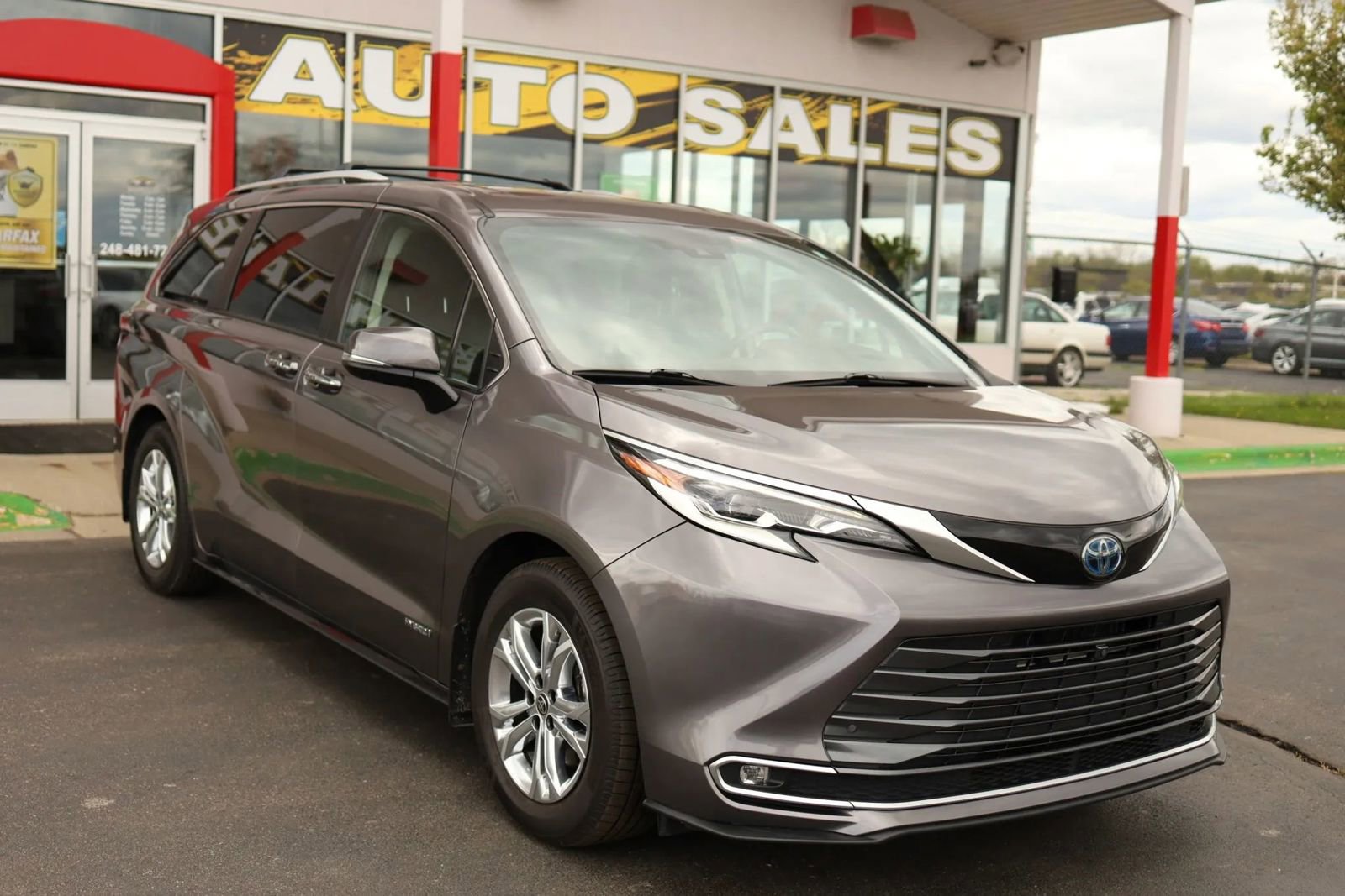 Used 2021 Toyota Sienna Platinum AWD/4WD image 3