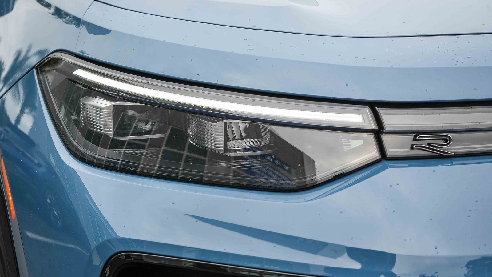 Used 2025 Volkswagen Tiguan SE R-Line image 4