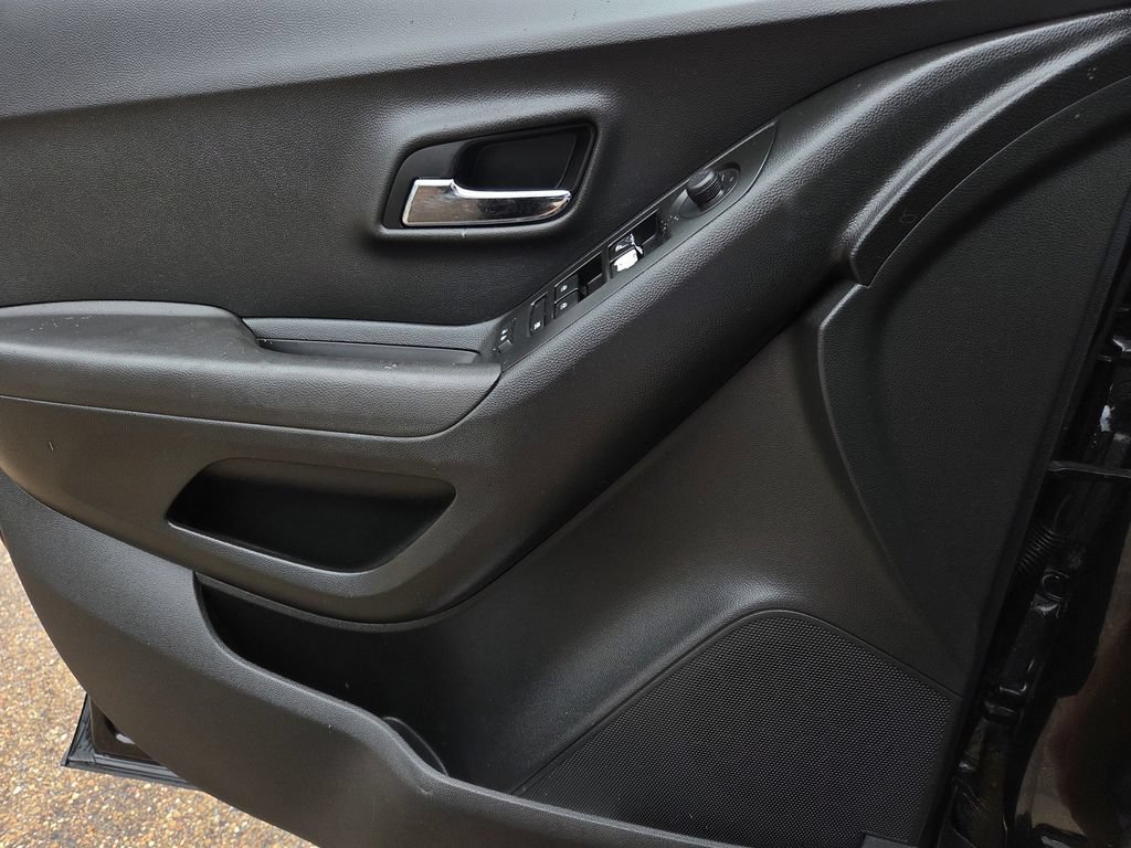 Used 2020 Chevrolet Trax LS w/ Tint and Cruise Package FWD image 16
