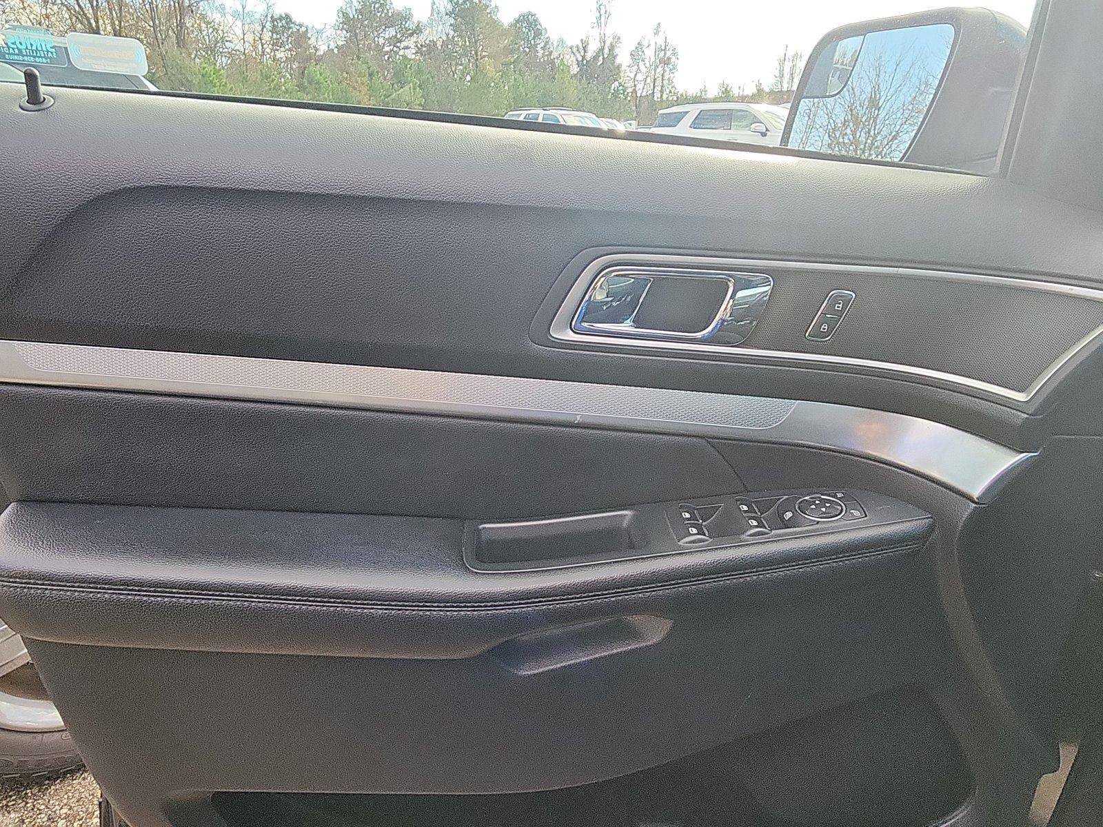 Used 2017 Ford Explorer XLT w/ Equipment Group 202A image 12