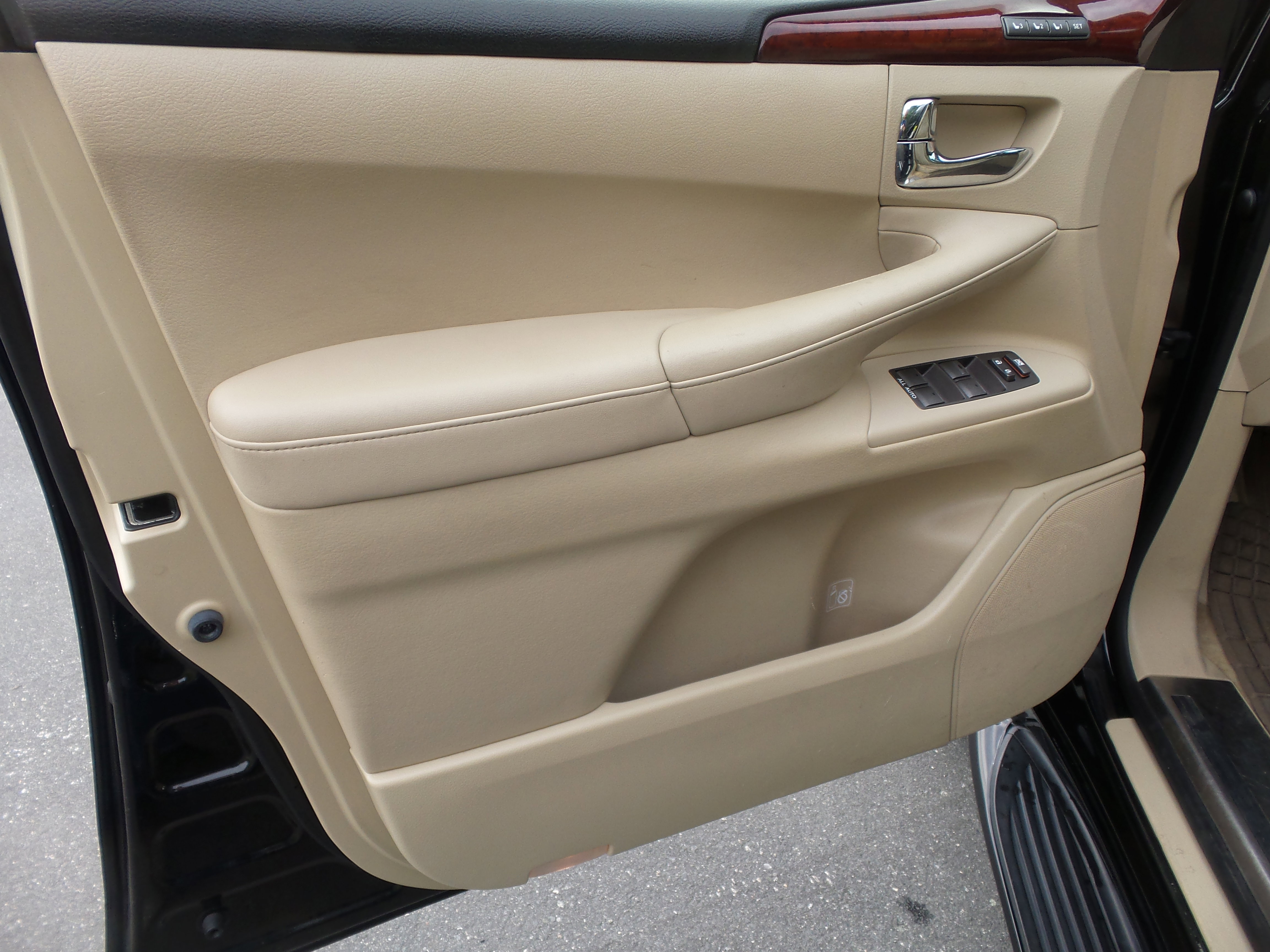Used 2011 Lexus LX 570 4WD image 31