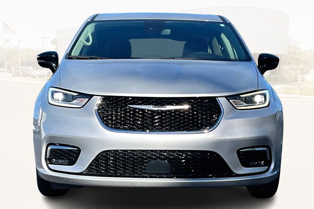 Used 2024 Chrysler Pacifica Touring-L image 2