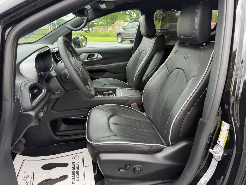 Used 2025 Chrysler Pacifica Limited FWD image 12