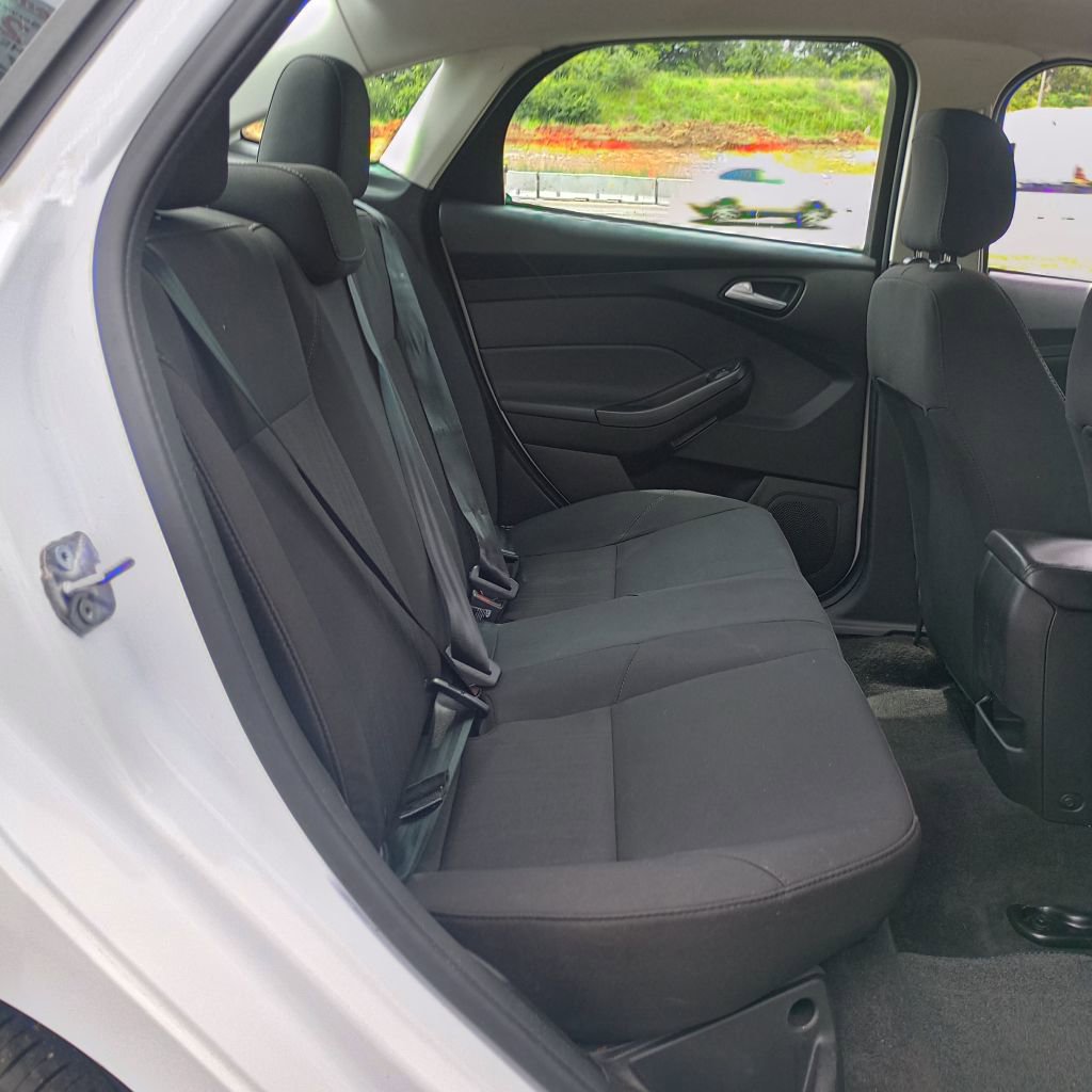 Used 2018 Ford Focus SE w/ SE Appearance Package FWD image 20