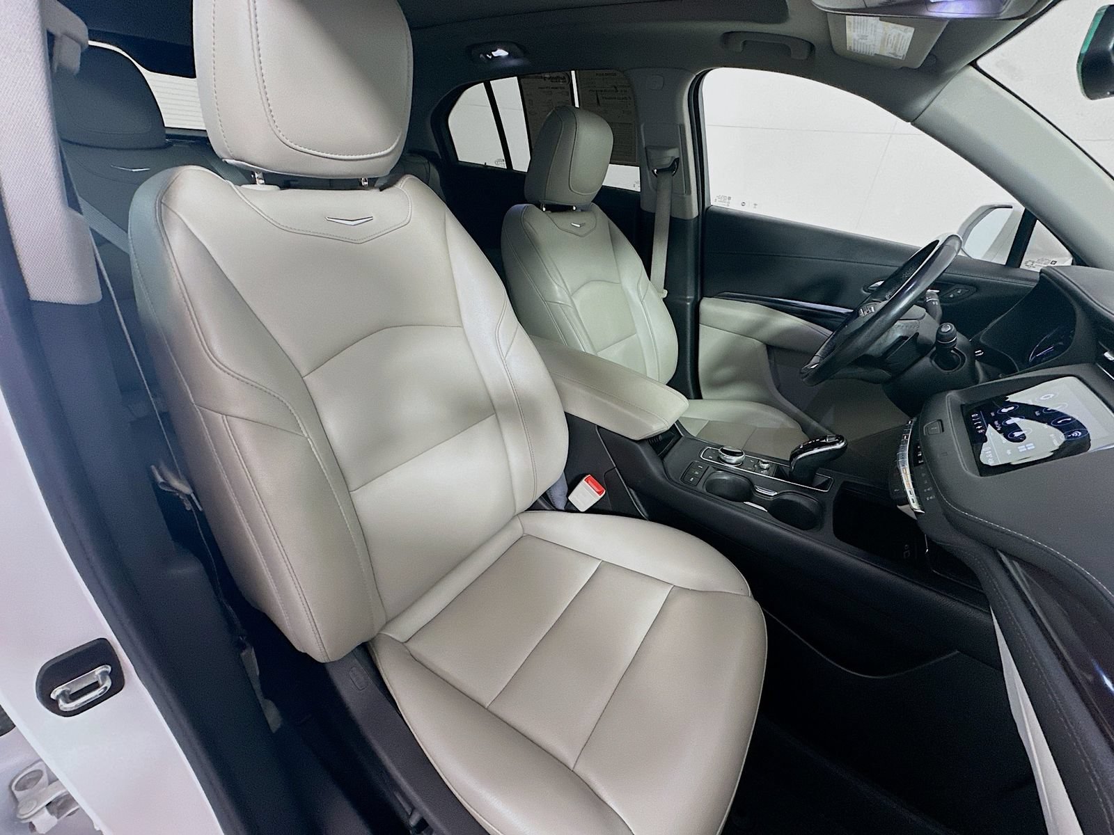 Used 2020 Cadillac XT4 Luxury w/ Cold Weather Package AWD/4WD image 29