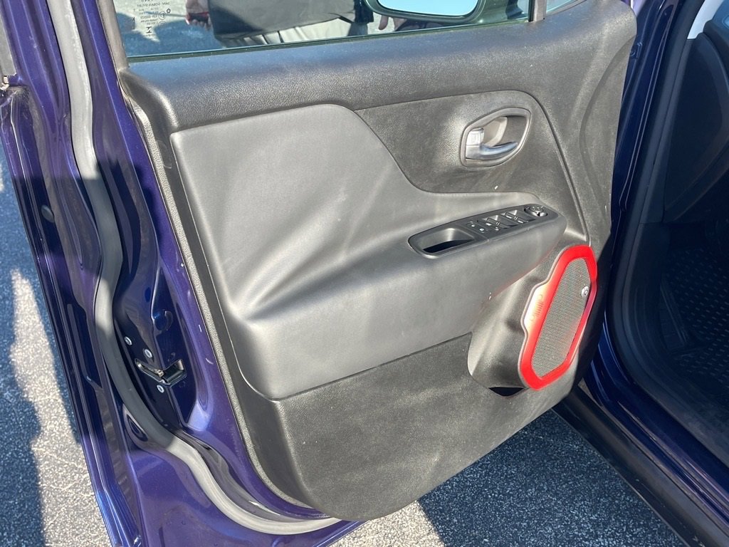 Used 2016 Jeep Renegade Trailhawk w/ Premium Trailhawk Package image 17