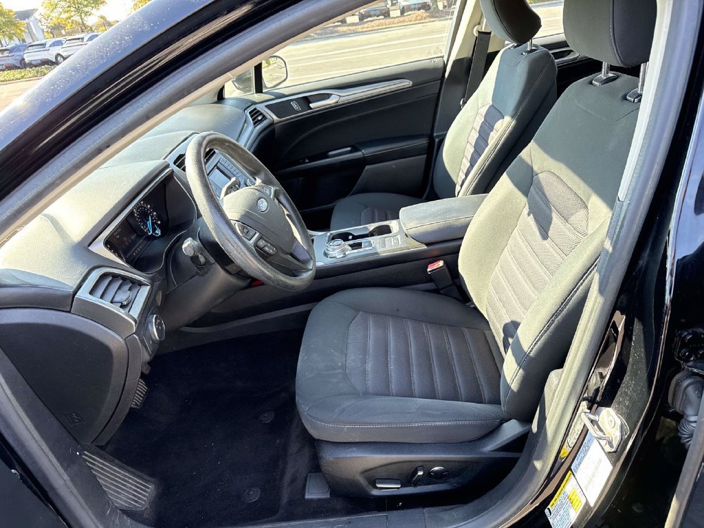 Used 2017 Ford Fusion SE FWD image 6