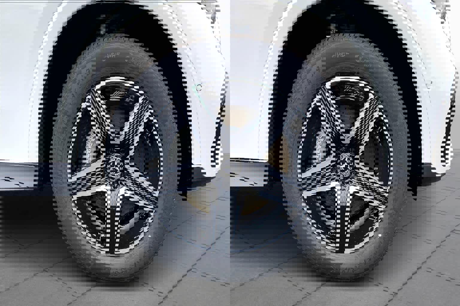 Used 2025 Mercedes-Benz GLC 300 4MATIC image 16