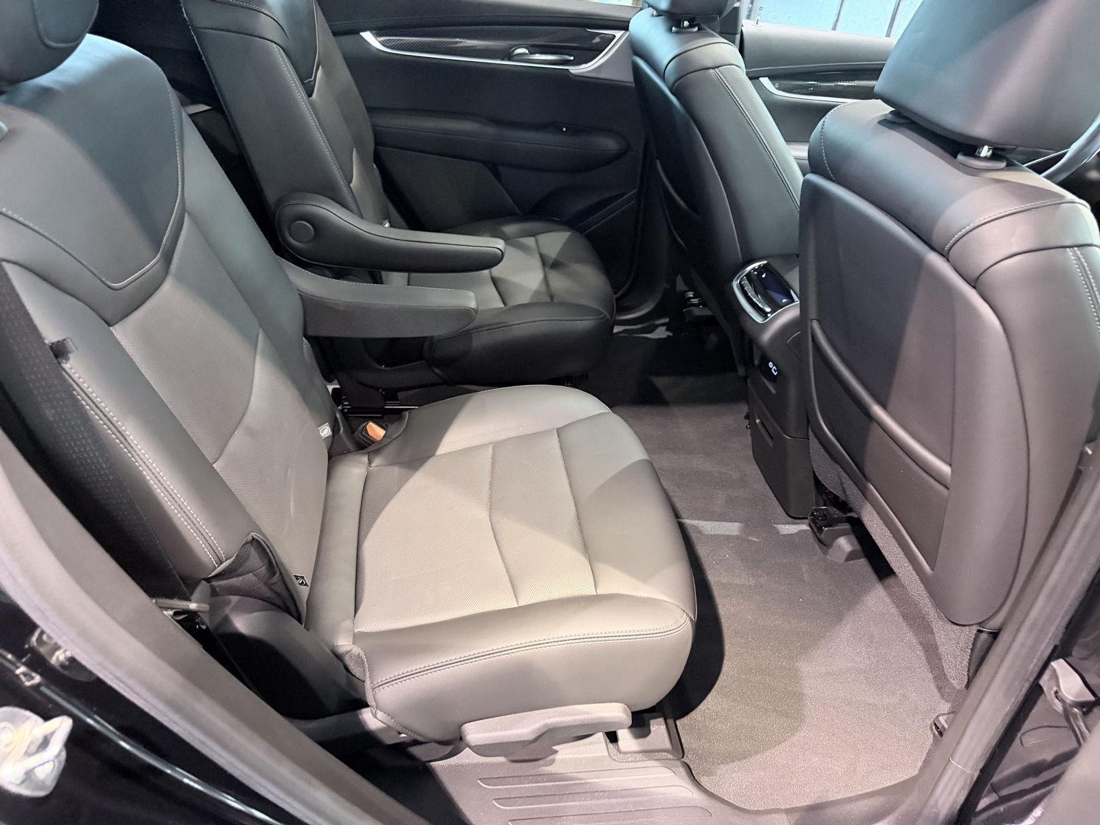 Used 2024 Cadillac XT6 Sport w/ Technology Package AWD/4WD image 19