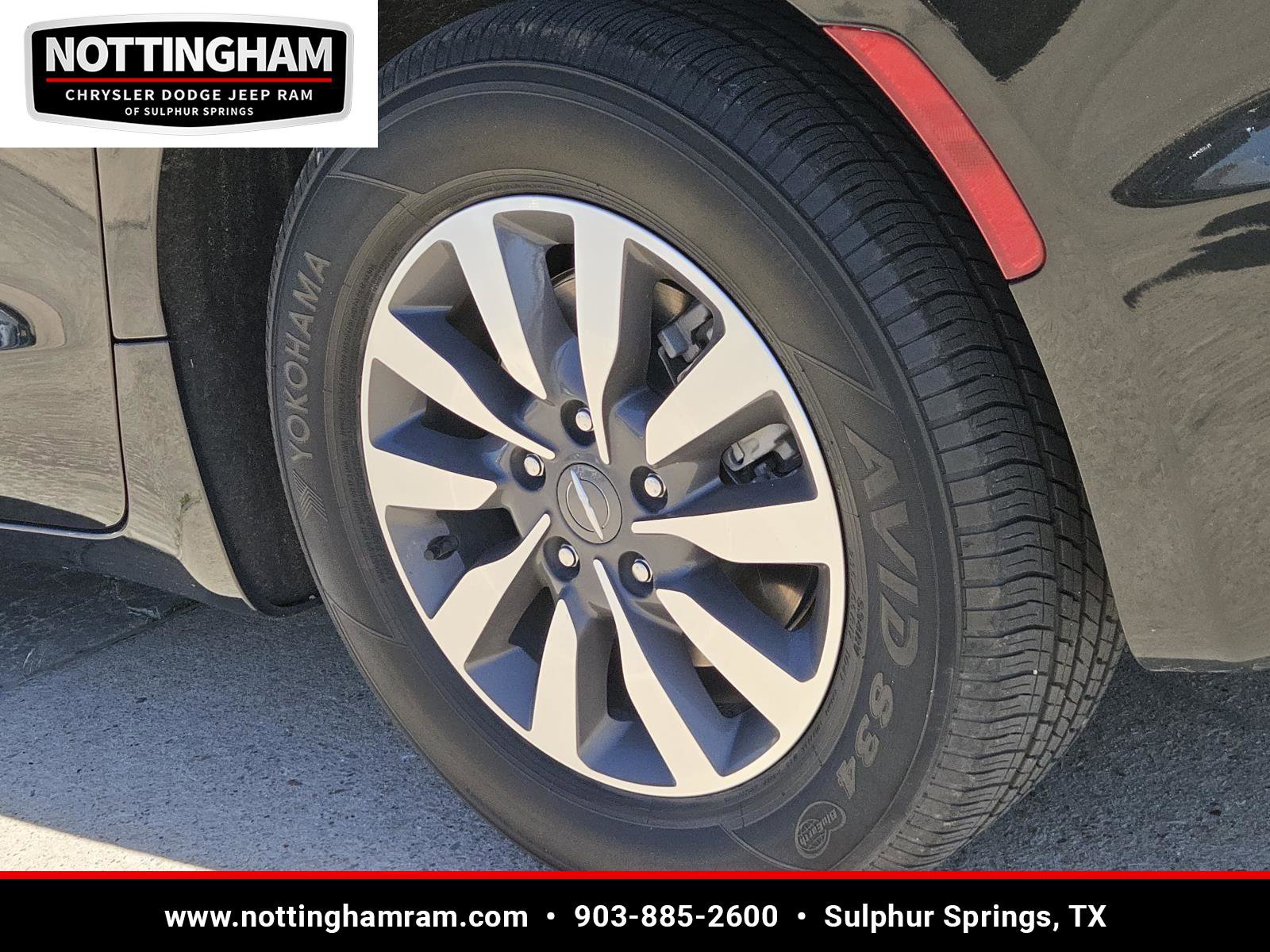 Used 2023 Chrysler Pacifica Touring-L image 7