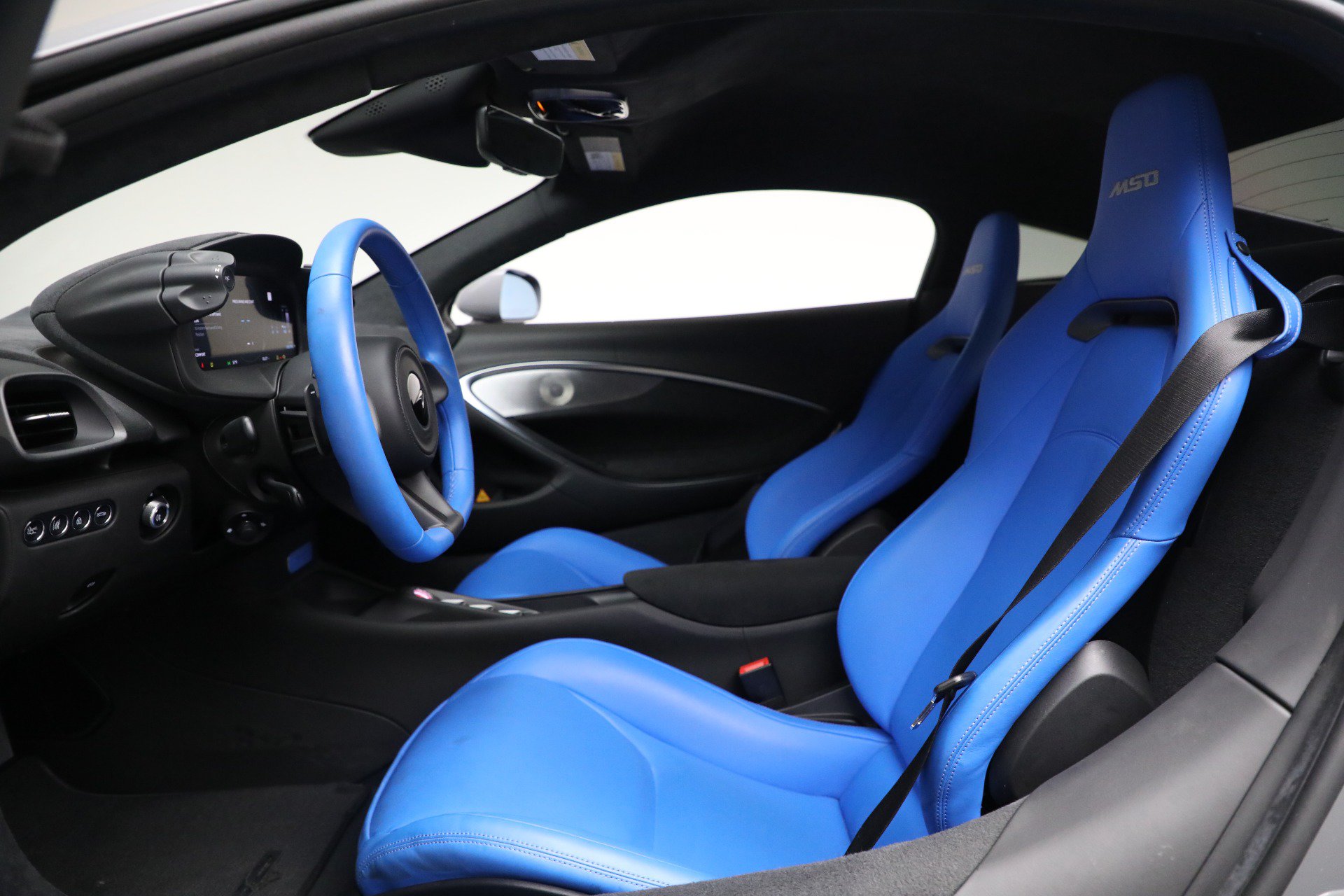 Used 2023 McLaren Artura RWD image 22