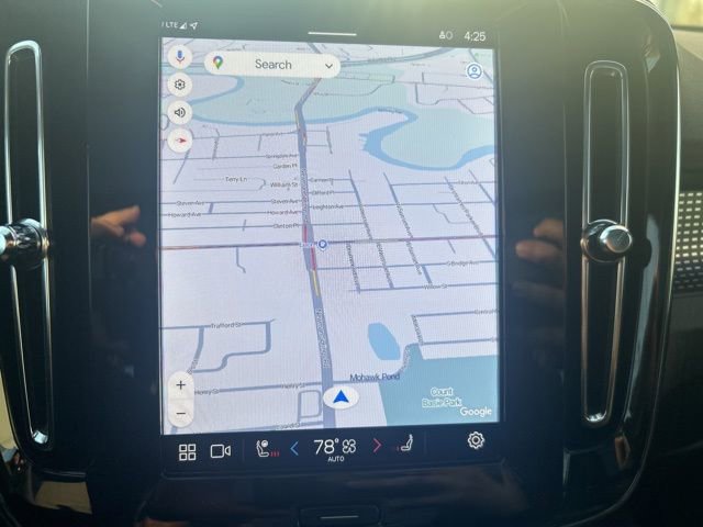 Used 2025 Volvo XC40 B5 Plus image 23