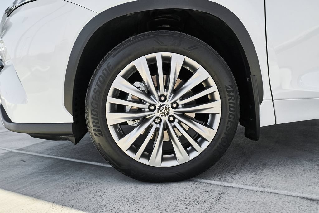 Used 2022 Toyota Highlander Platinum FWD image 3