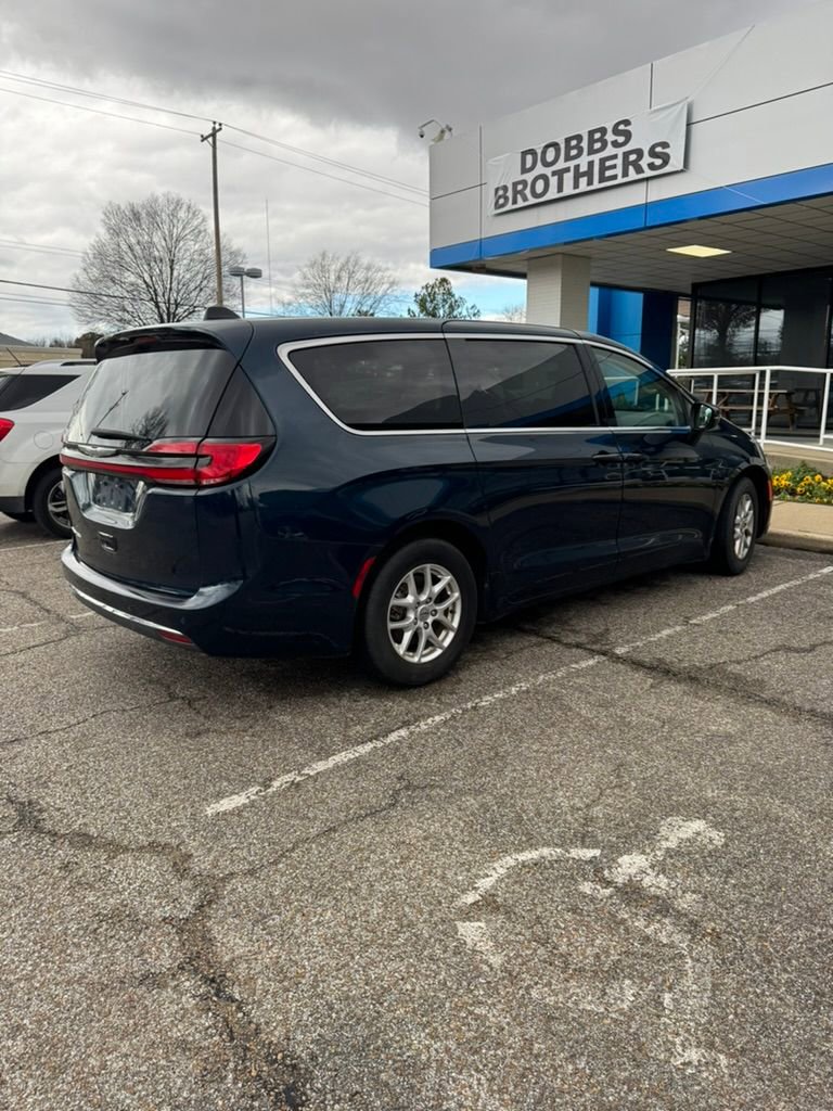 Used 2023 Chrysler Pacifica Touring-L image 6