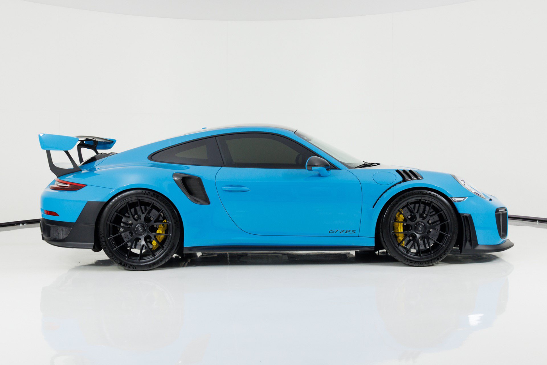 Used 2018 Porsche 911 GT2 RS RWD image 2