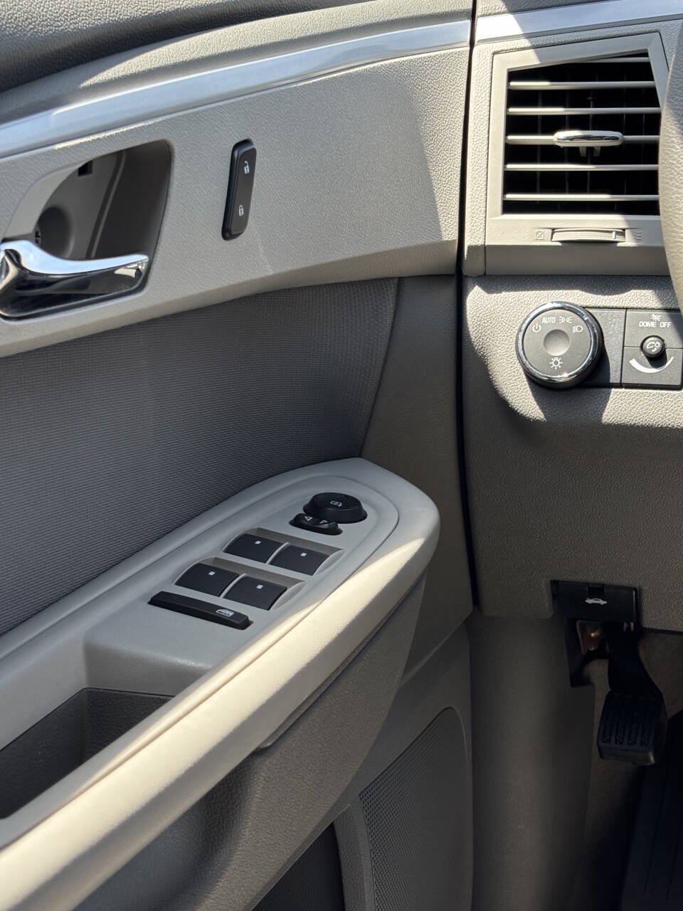 Used 2010 Chevrolet Traverse LS FWD image 28