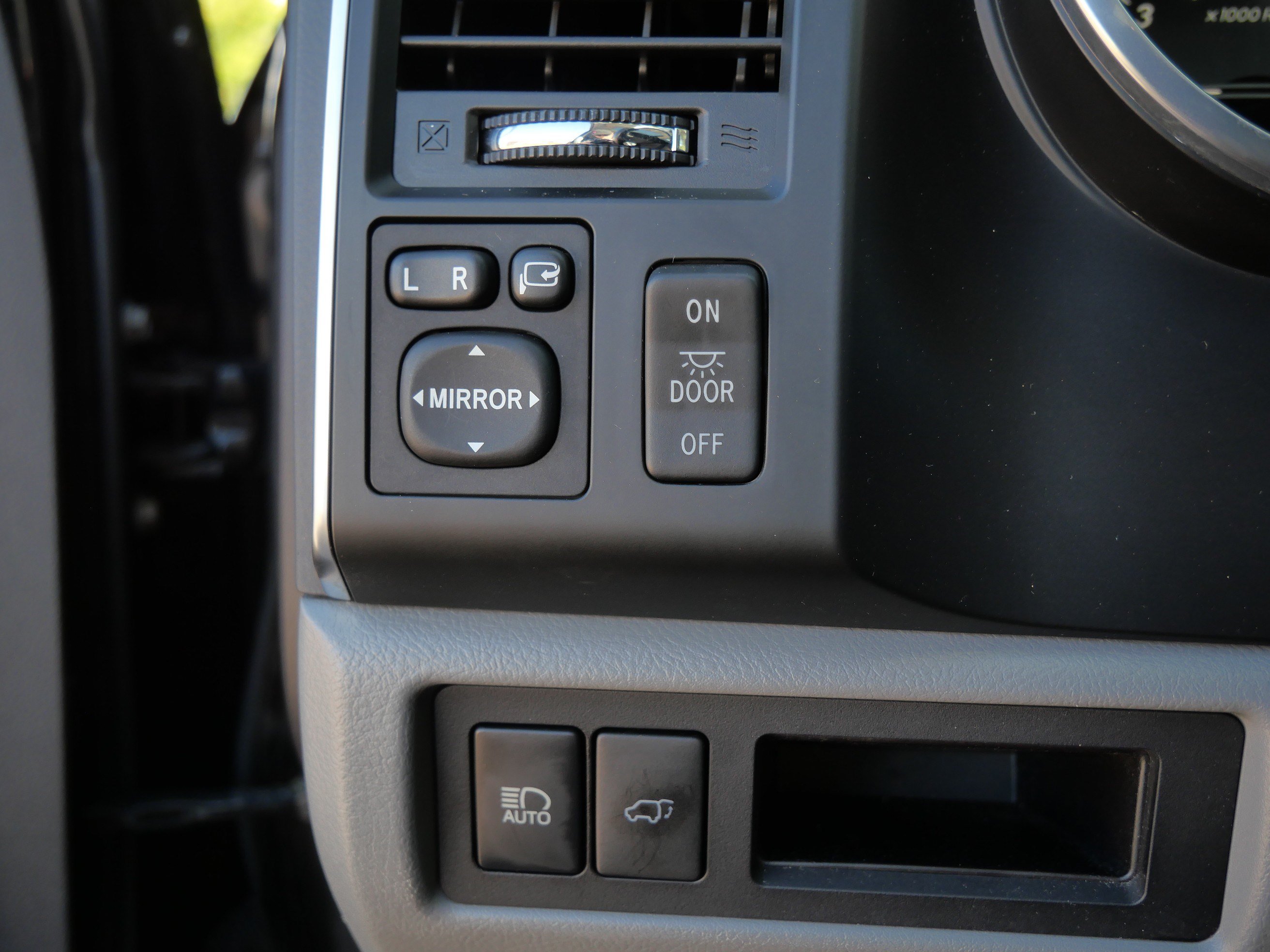 Certified 2019 Toyota Sequoia Limited w/ Safety & Convenience Package AWD/4WD image 26