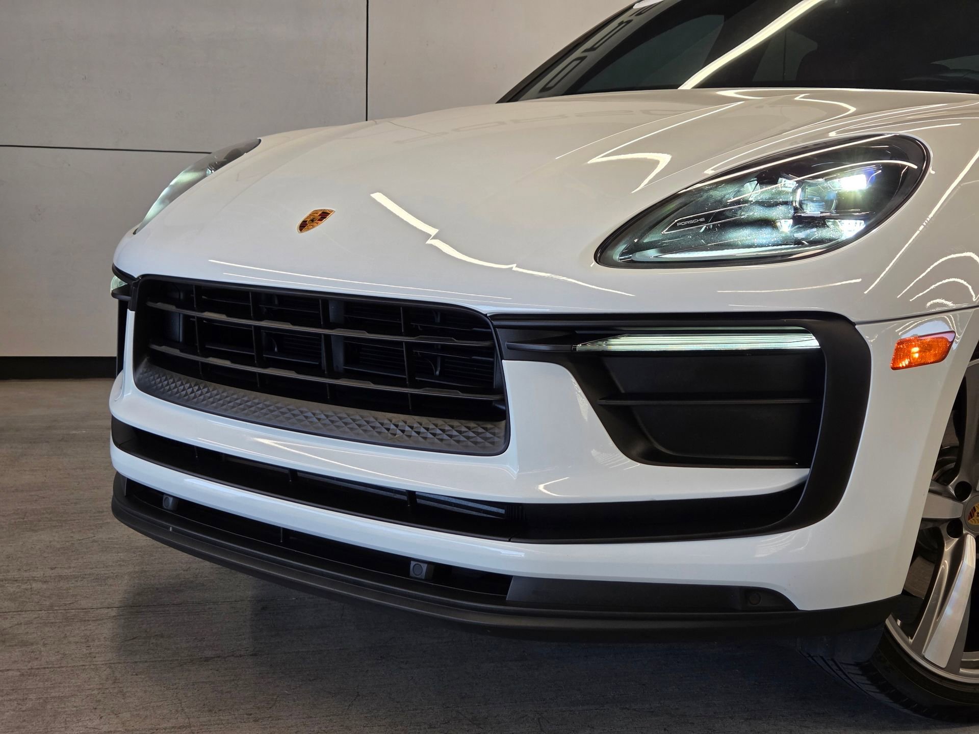 Certified 2022 Porsche Macan AWD/4WD image 27