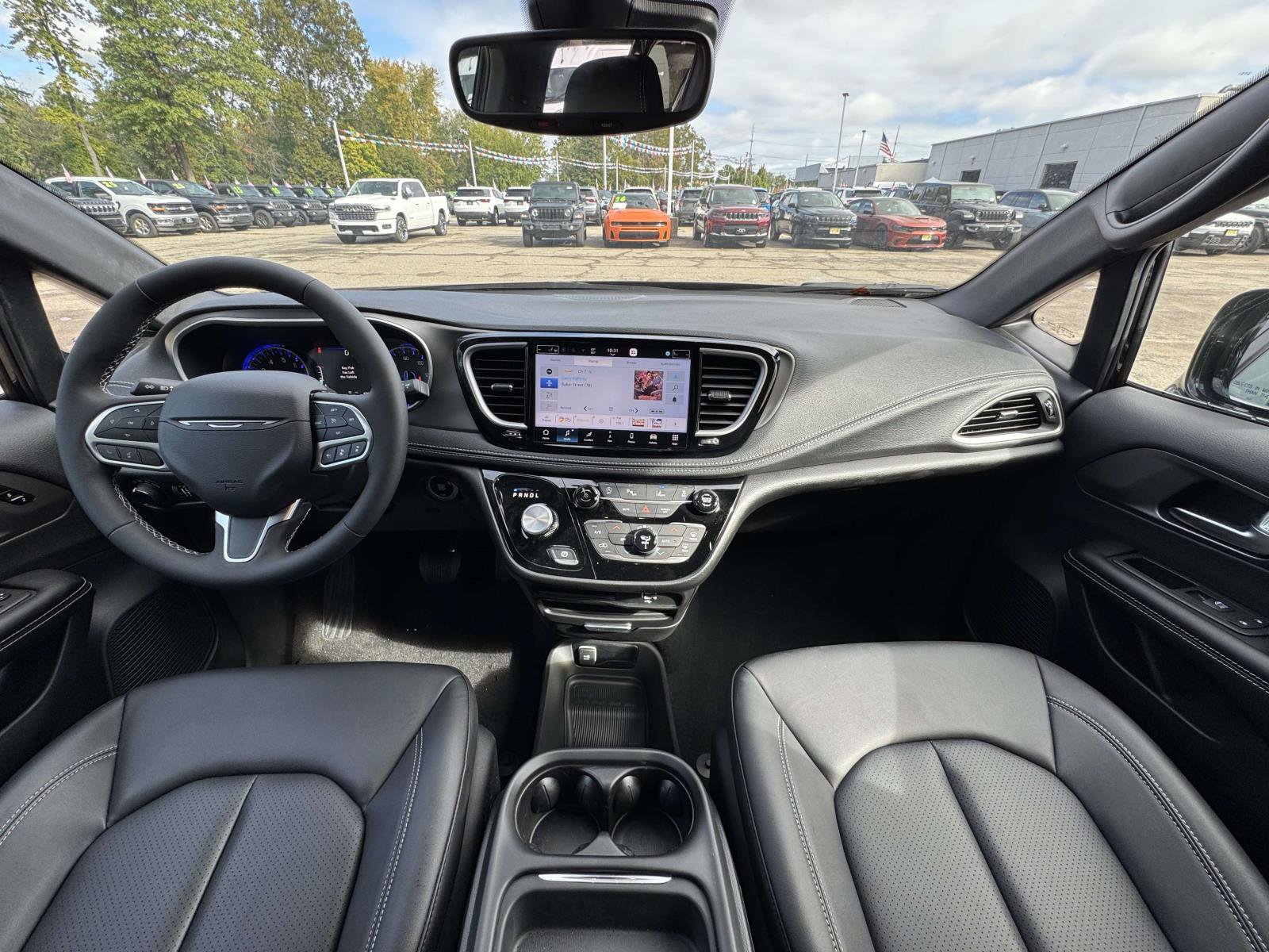 Used 2027 Chrysler Pacifica Select w/ Family Tech Group FWD image 32