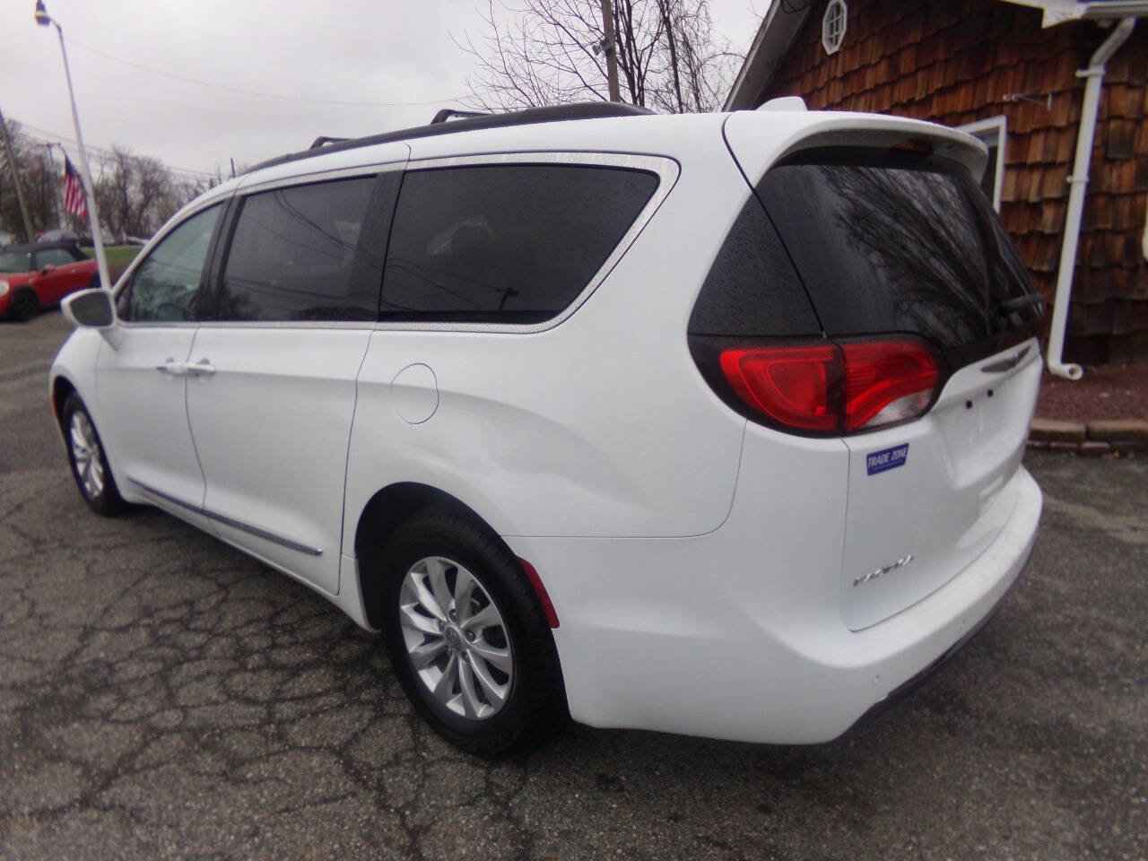 Used 2017 Chrysler Pacifica Touring-L image 11