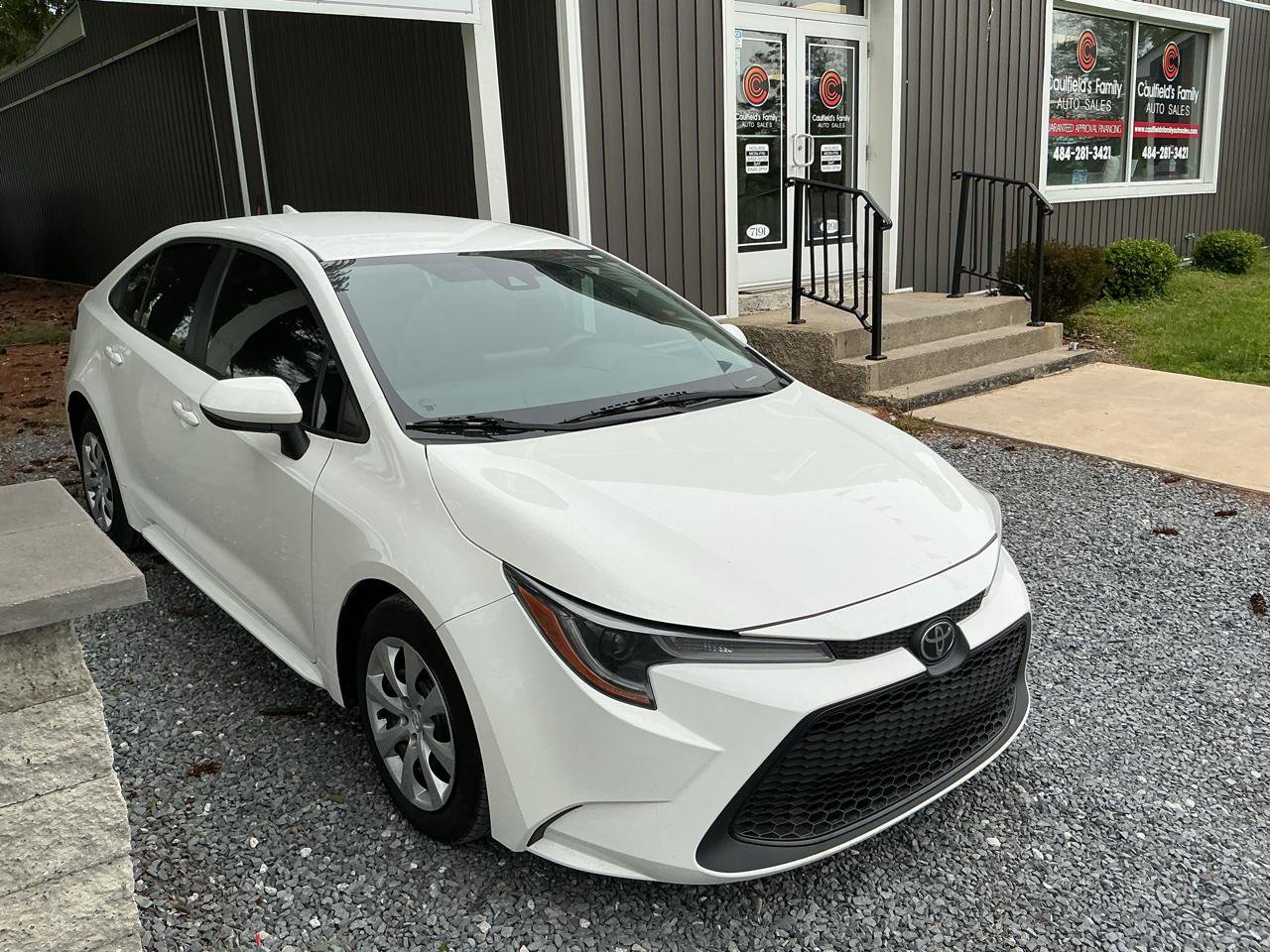 Used 2022 Toyota Corolla LE FWD image 3