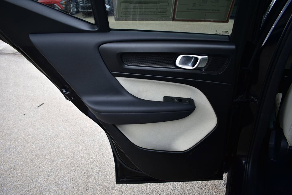 Used 2023 Volvo XC40 B5 Plus image 19