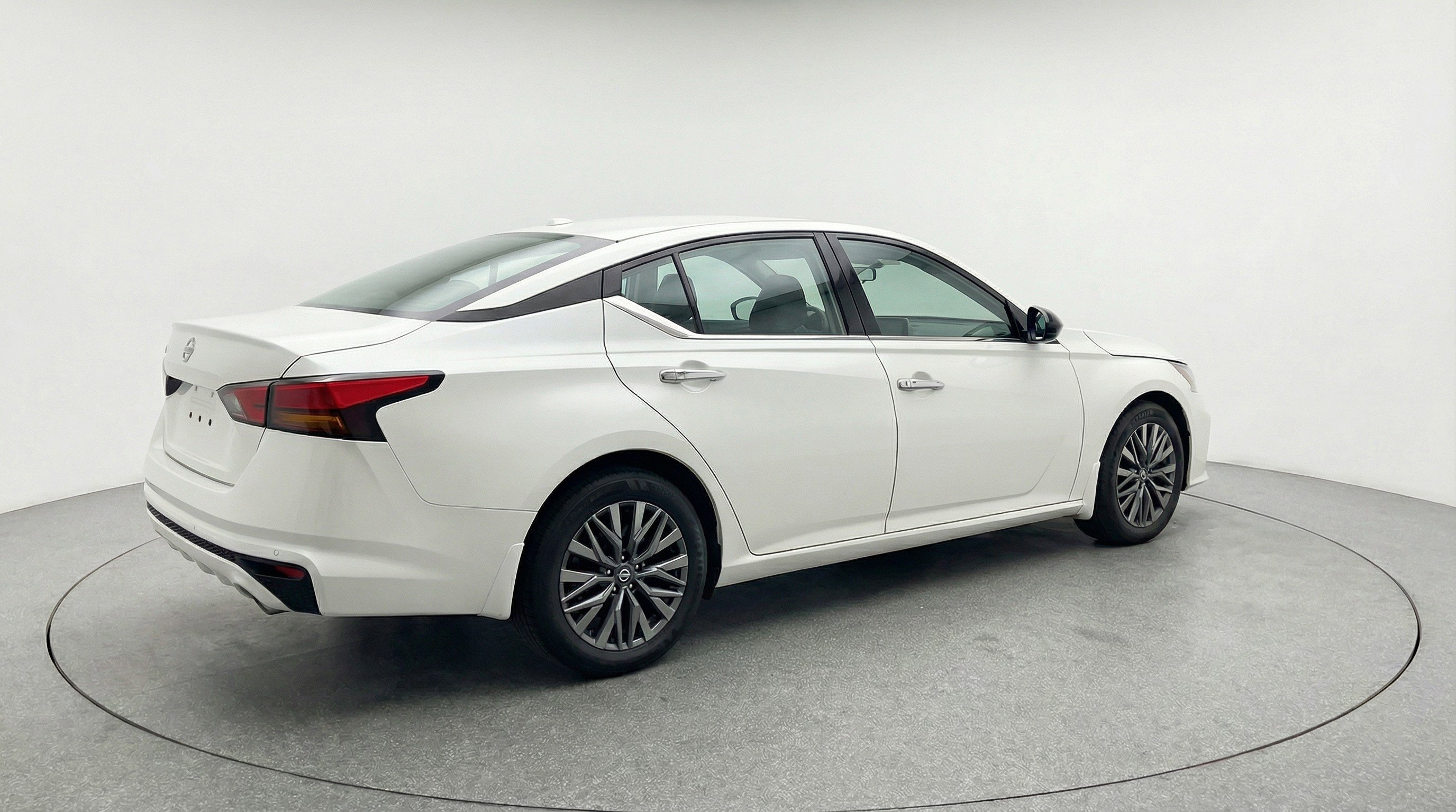 Used 2025 Nissan Altima 2.5 SV image 9