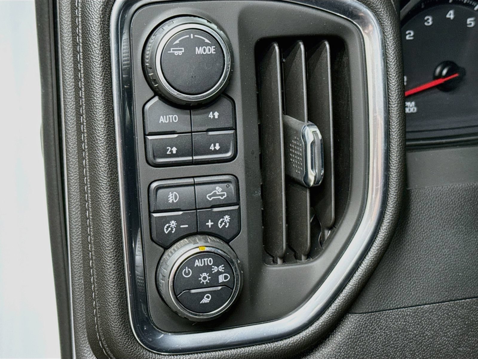 Used 2022 Chevrolet Silverado 1500 LTZ AWD/4WD image 13