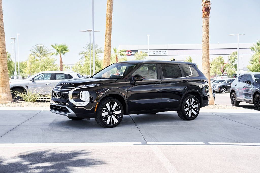 Used 2025 Mitsubishi Outlander SE image 4