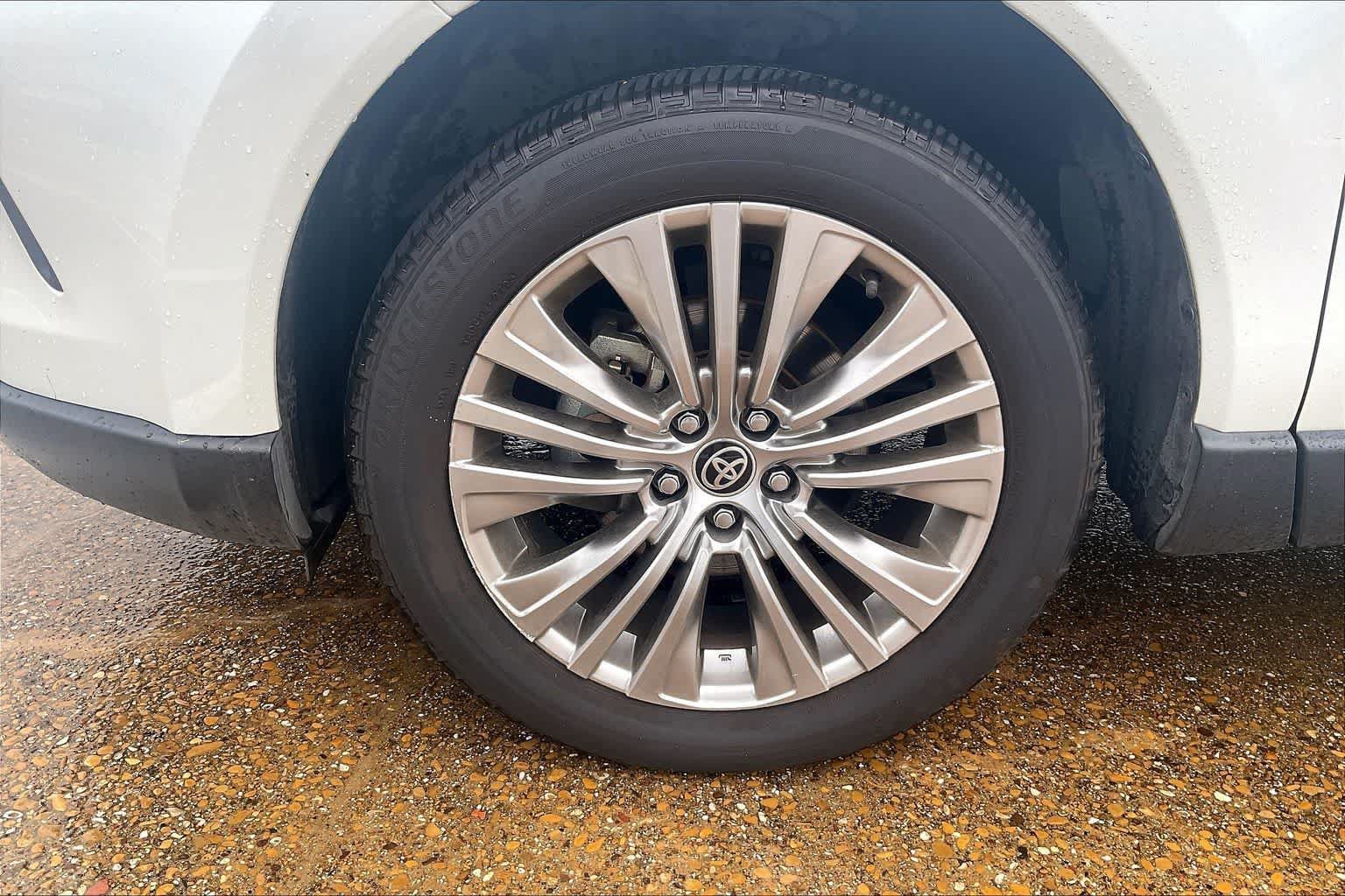 Used 2023 Toyota Venza Limited AWD/4WD image 8