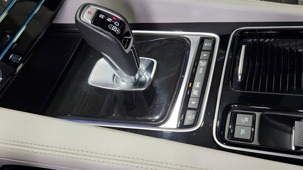 Used 2020 Jaguar F-PACE SVR image 15