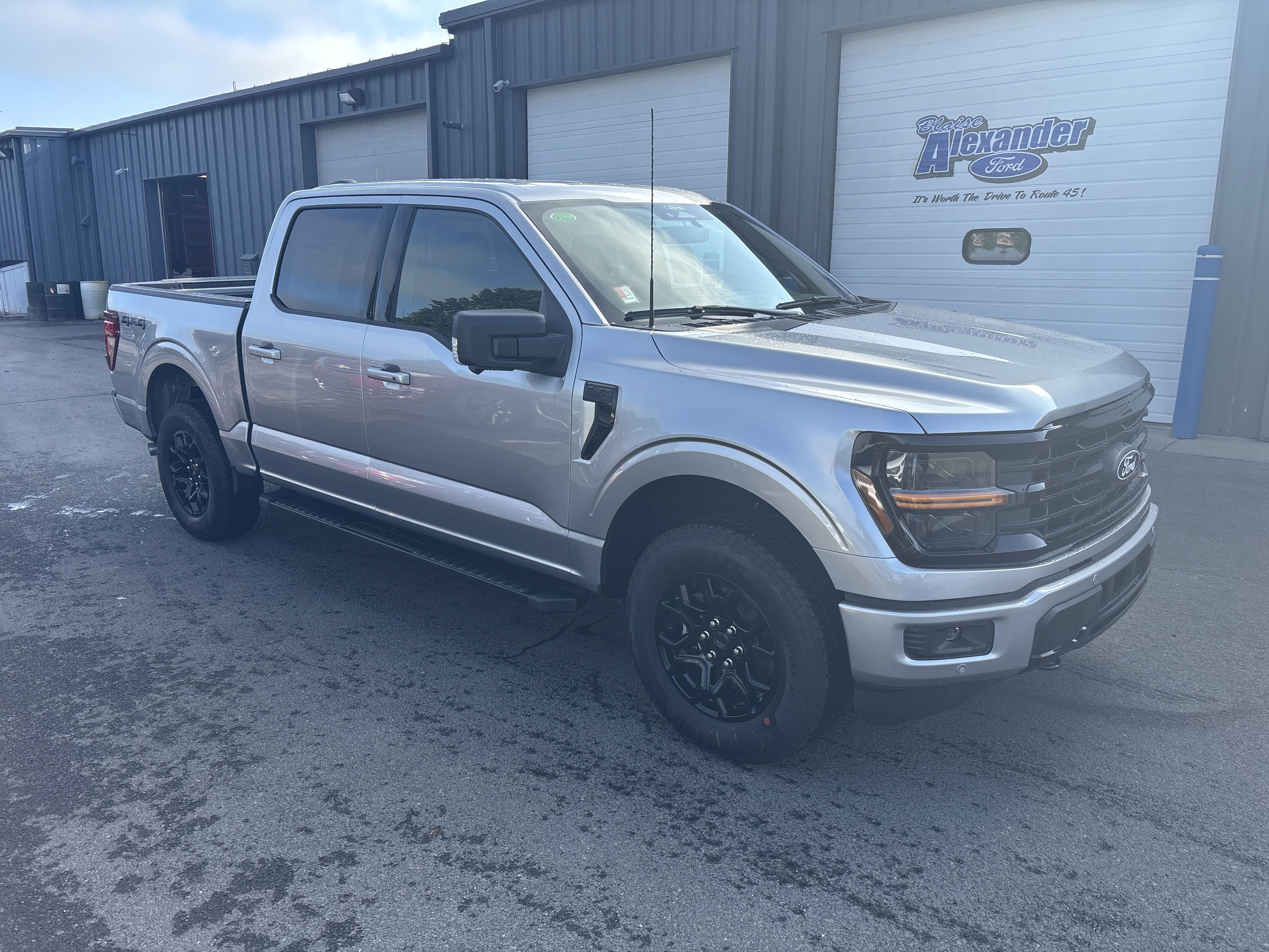 New 2025 Ford F150 XLT w/ Equipment Group 302A MID