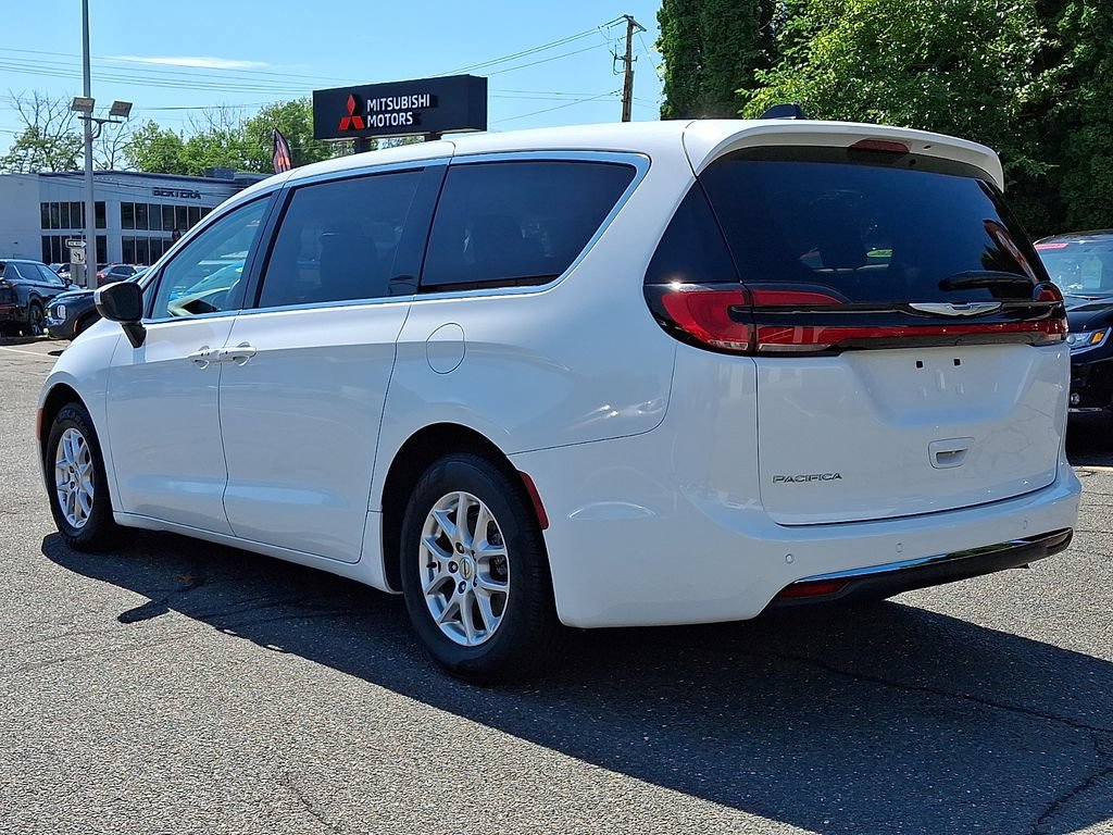 Used 2023 Chrysler Pacifica Touring-L FWD image 4