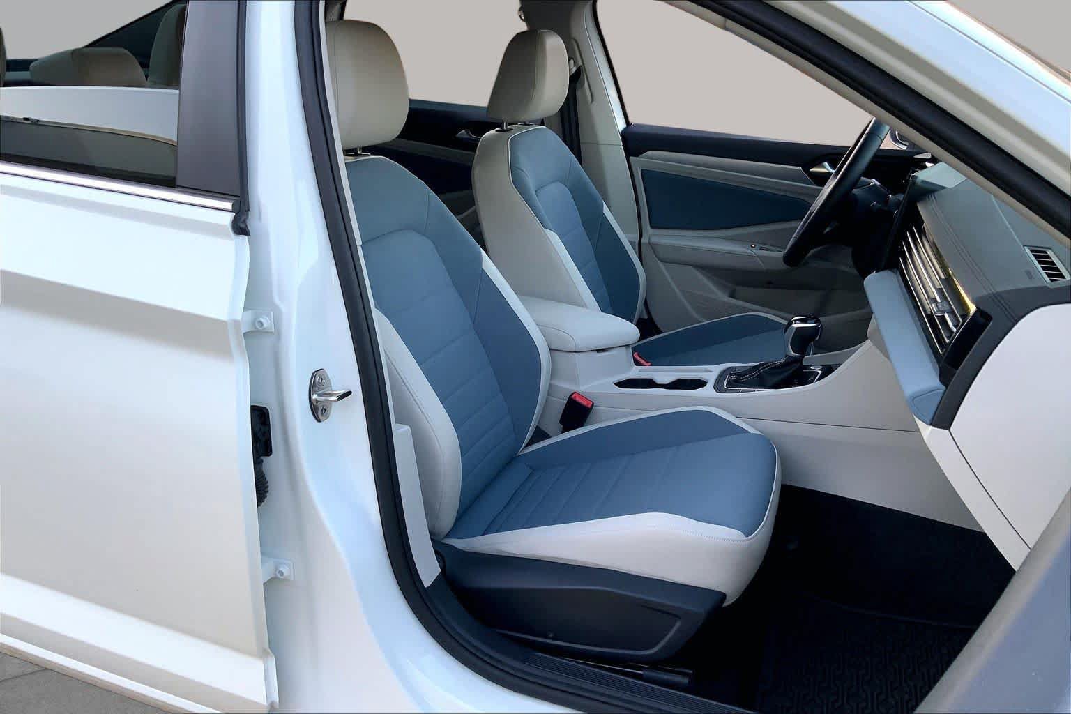 Used 2025 Volkswagen Jetta SE FWD image 9