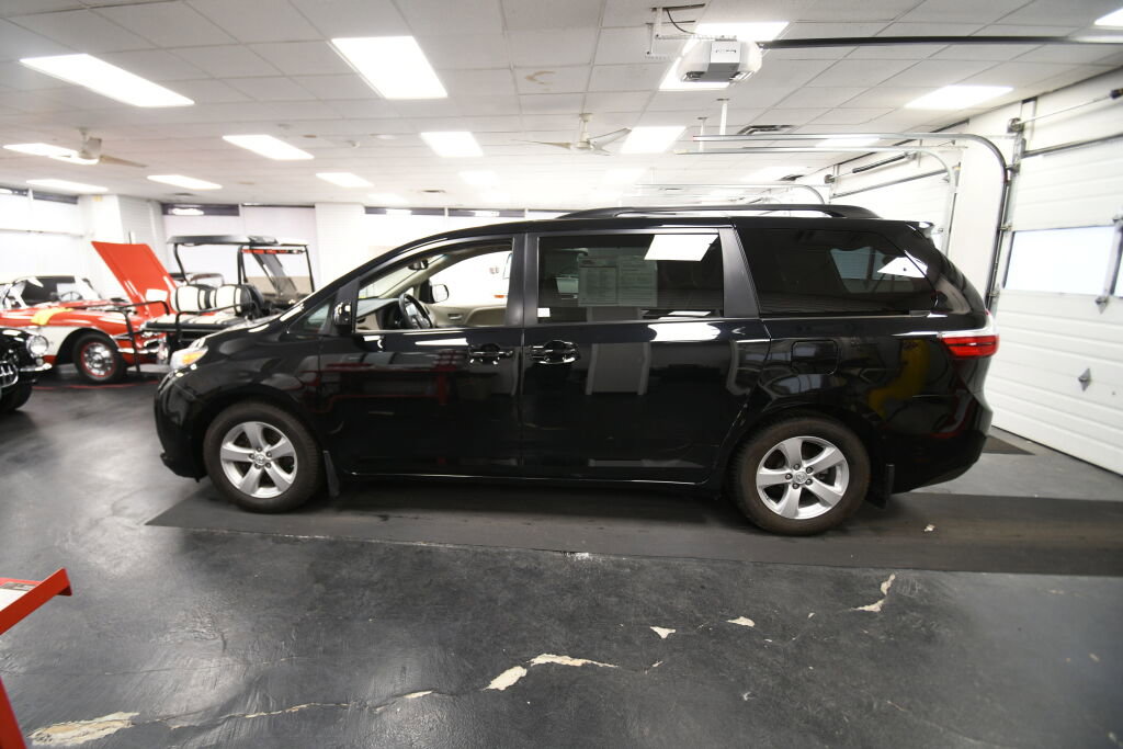 Used 2015 Toyota Sienna LE image 4