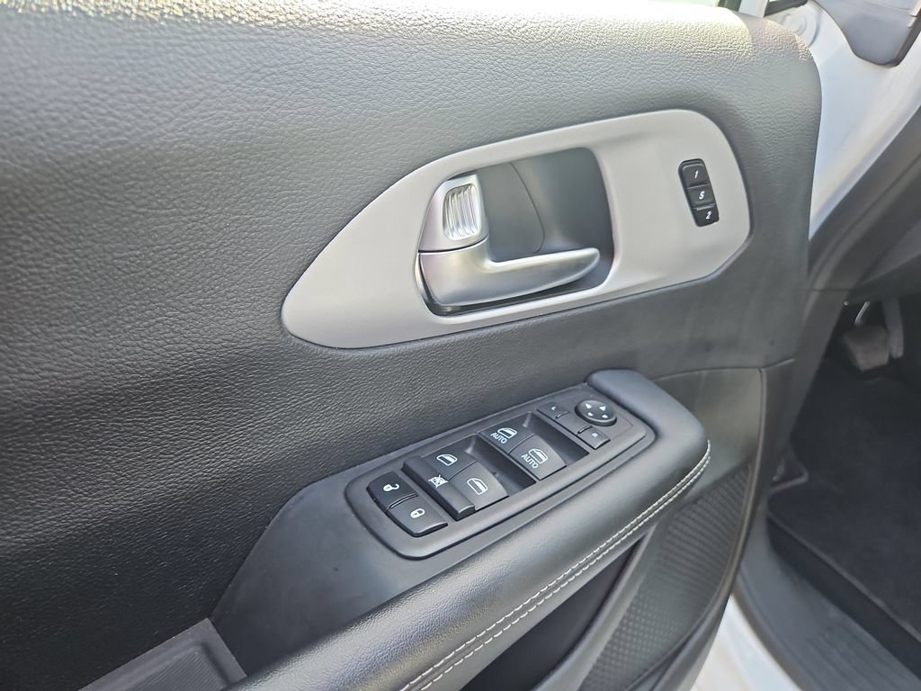 Used 2024 Chrysler Pacifica Limited FWD image 20