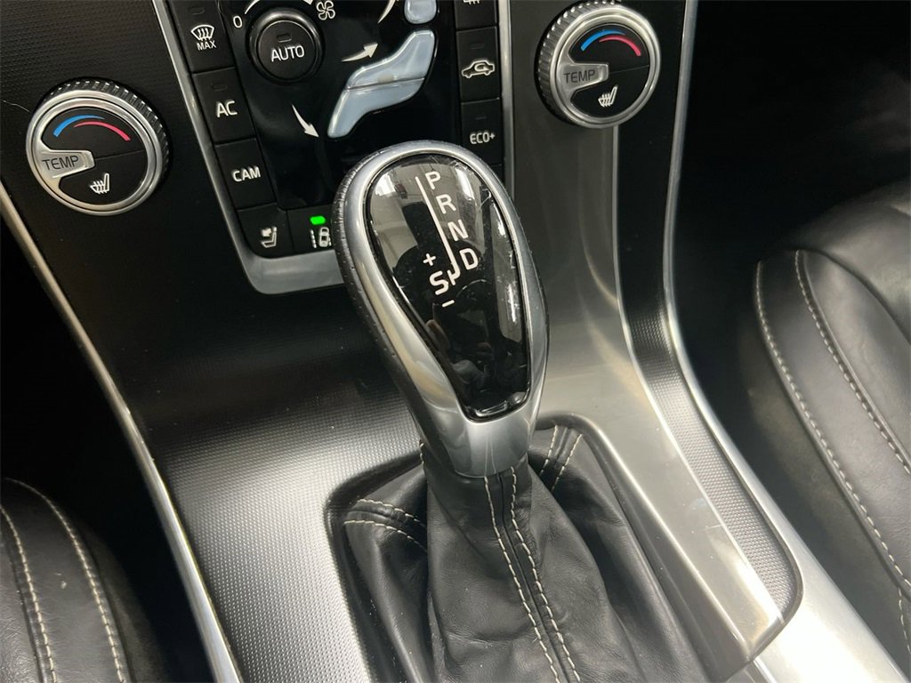 Used 2017 Volvo V60 T6 R-Design Platinum image 17