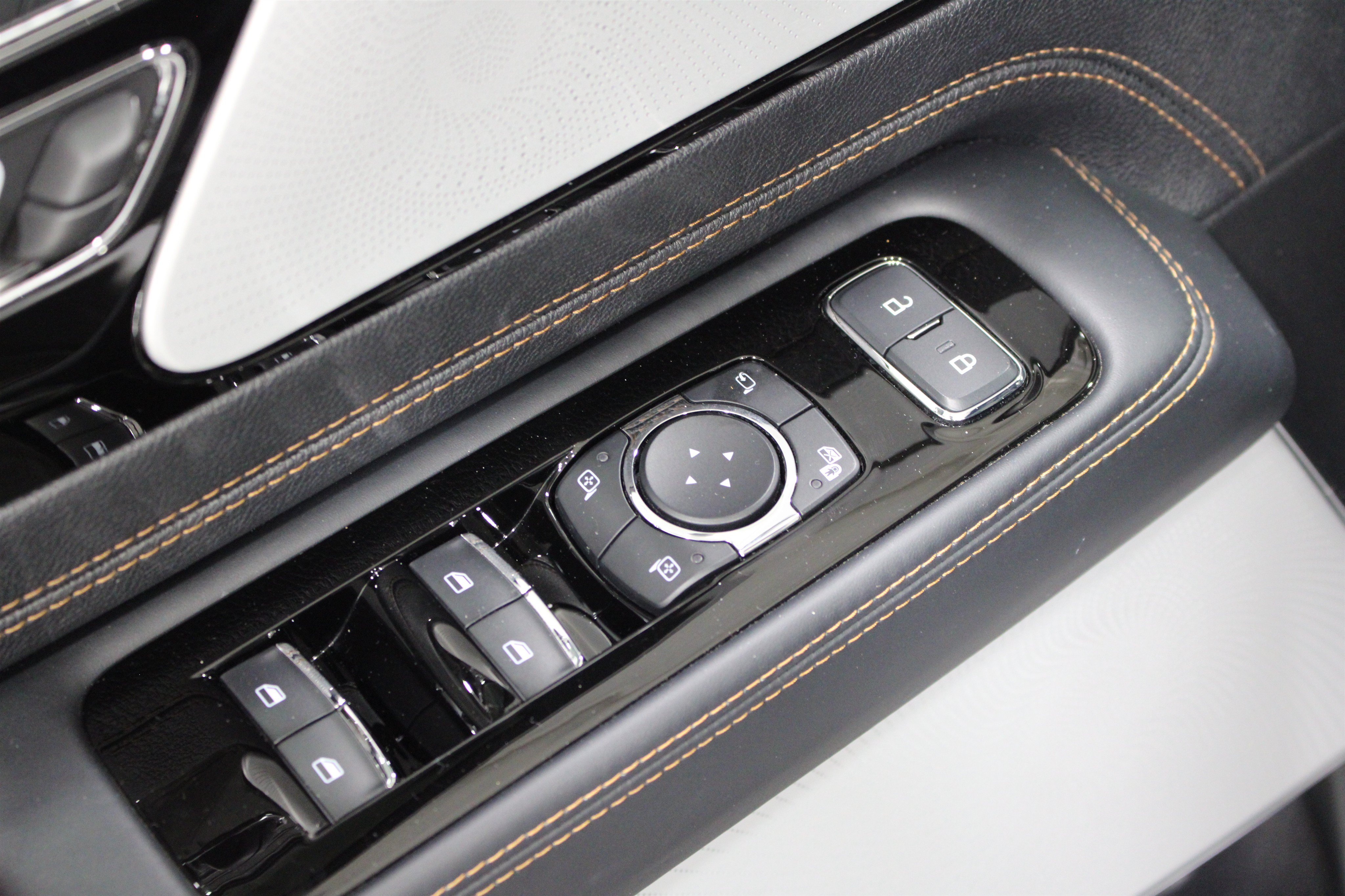 Used 2025 Lincoln Aviator Black Label AWD/4WD image 6