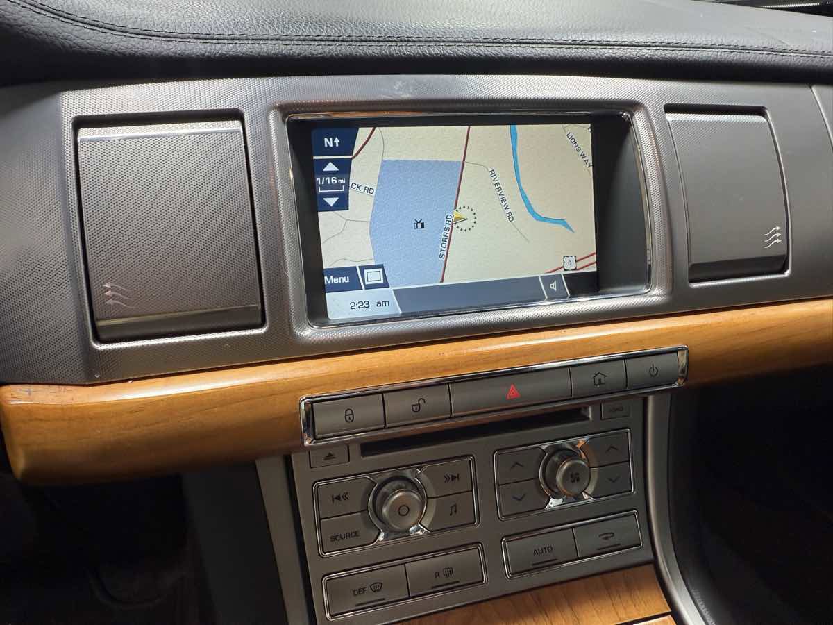 Used 2010 Jaguar XF Luxury image 11