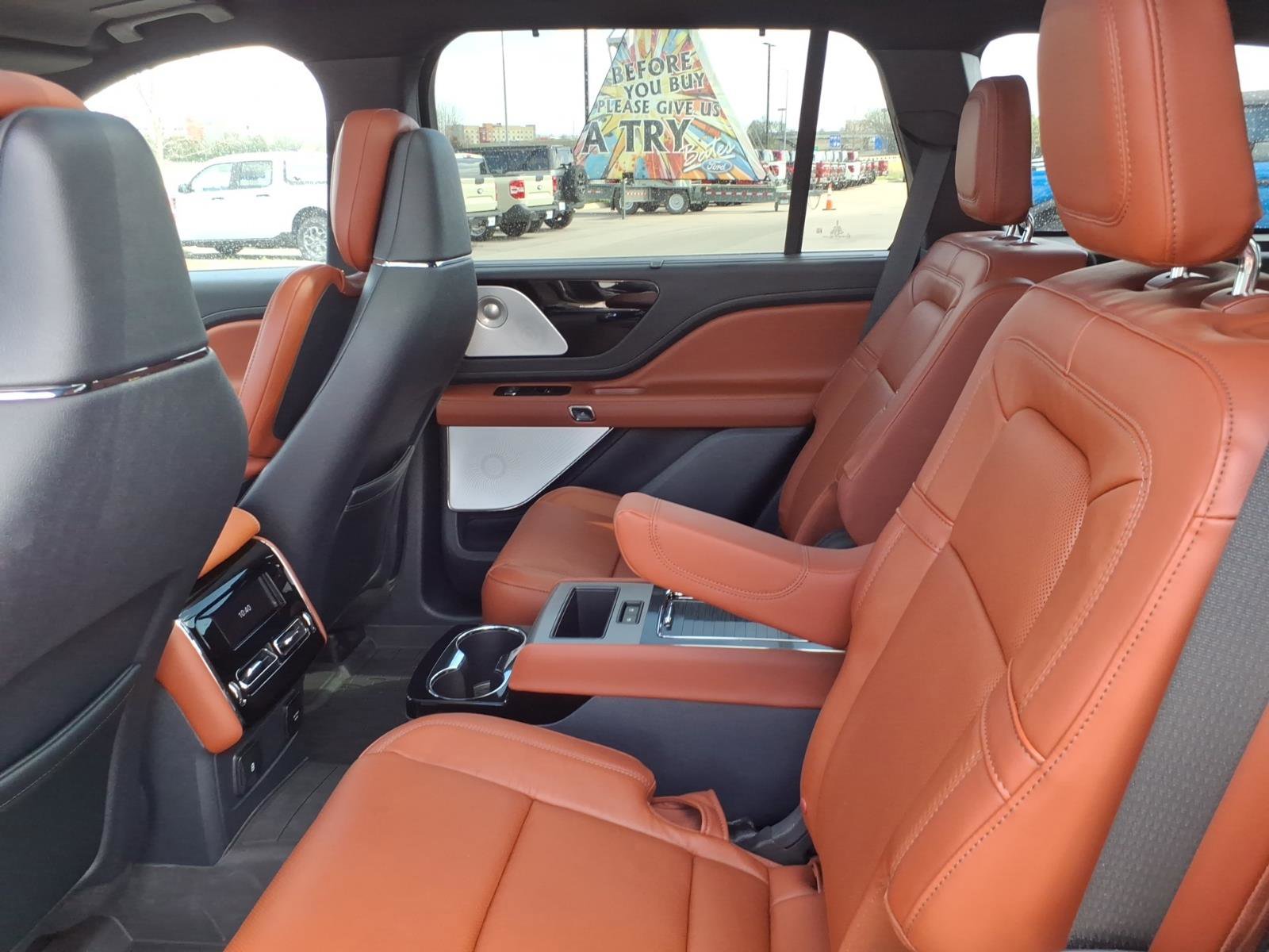 Used 2025 Lincoln Aviator Reserve w/ Luxury Package image 12