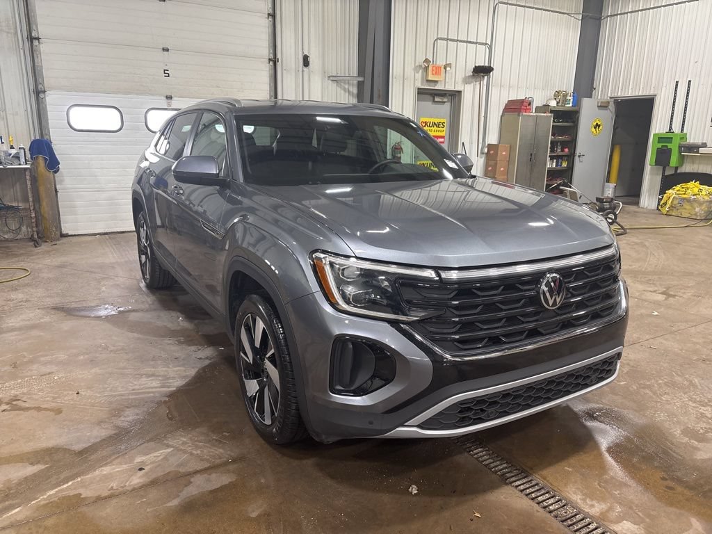 Used 2025 Volkswagen Atlas Cross Sport SE AWD/4WD image 4