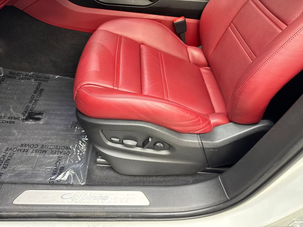 Used 2022 Porsche Cayenne w/ Premium Package AWD/4WD image 26