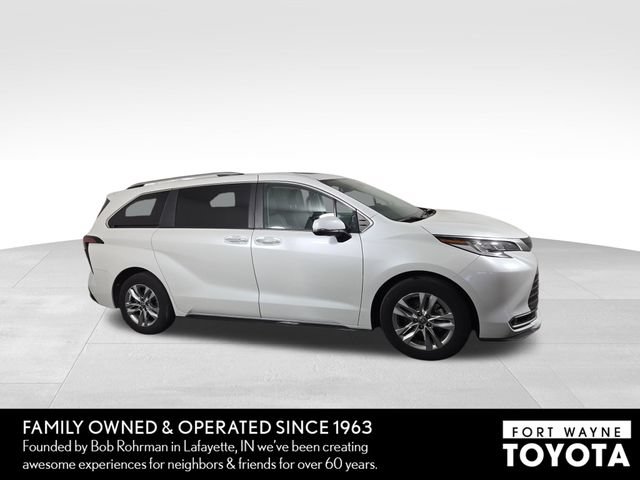 Used 2023 Toyota Sienna Limited FWD image 5