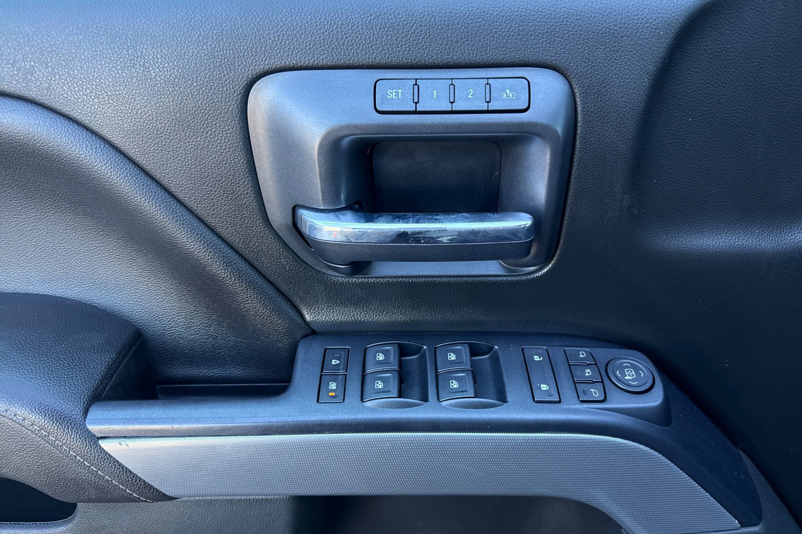 Used 2017 Chevrolet Silverado 1500 LTZ Z71 w/ Midnight Edition AWD/4WD image 10