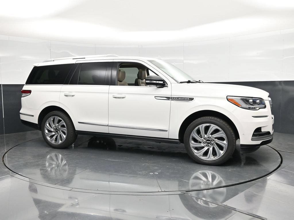 Used 2024 Lincoln Navigator Premiere AWD/4WD image 4
