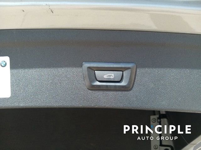 New 2023 BMW iX xDrive50 w/ Premium Package image 9