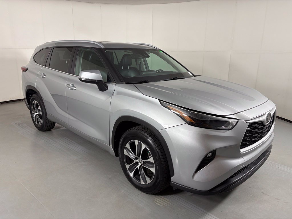 Used 2024 Toyota Highlander XLE FWD image 2