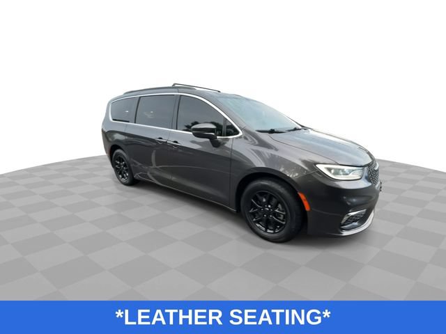 Used 2022 Chrysler Pacifica Touring-L FWD image 2