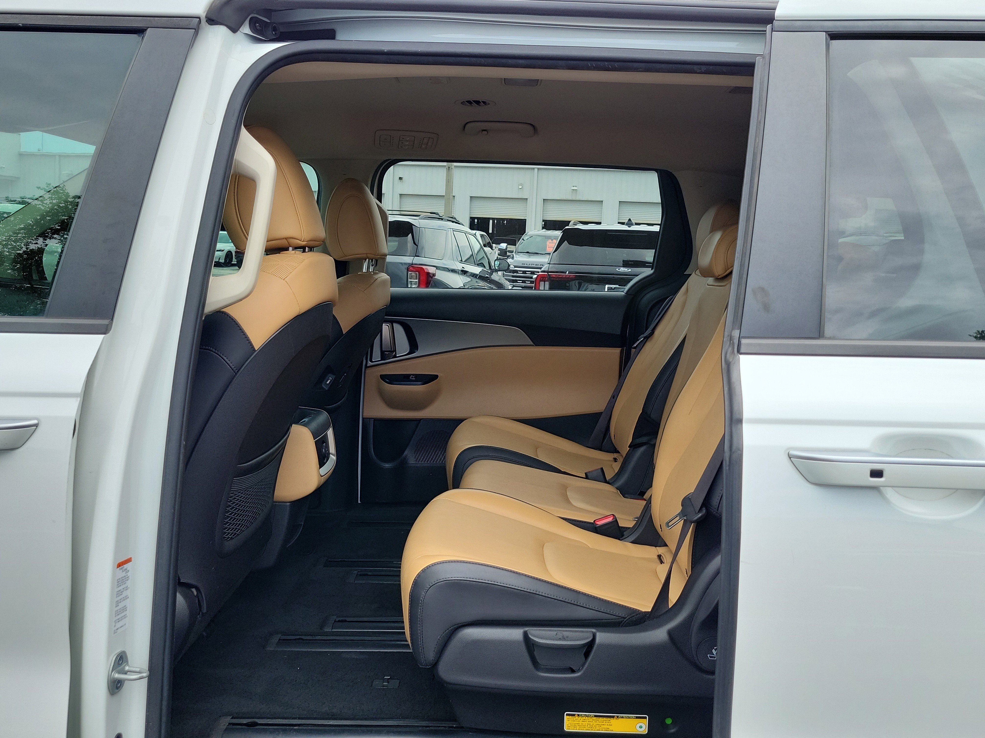 Used 2022 Kia Carnival LX FWD image 12
